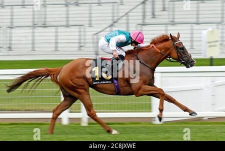 Blue Mist guidato dal jockey Ryan Moore sulla loro strada per vincere il Moet & Chandon International Stakes presso l'ippodromo di Ascot. Foto Stock