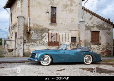 Alfa Romeo 6C 2500 S impianti farina Cabriolet parcheggiata su una corsia di campagna presso un'azienda agricola in Lombardia, in una giornata nuvolosa in autunno Foto Stock