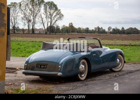 Alfa Romeo 6C 2500 S impianti farina Cabriolet parcheggiata su una corsia di campagna presso un'azienda agricola in Lombardia, in una giornata nuvolosa in autunno Foto Stock