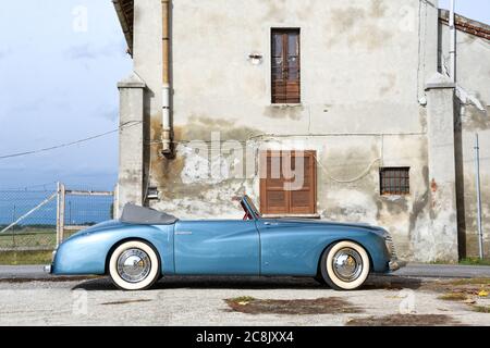 Alfa Romeo 6C 2500 S impianti farina Cabriolet parcheggiata su una corsia di campagna presso un'azienda agricola in Lombardia, in una giornata nuvolosa in autunno Foto Stock