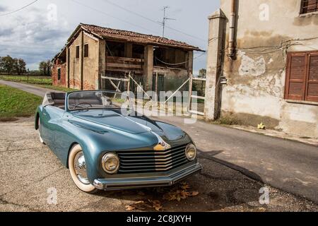 Alfa Romeo 6C 2500 S impianti farina Cabriolet parcheggiata su una corsia di campagna presso un'azienda agricola in Lombardia, in una giornata nuvolosa in autunno Foto Stock