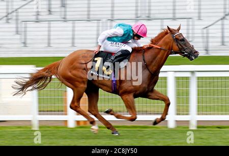 Blue Mist guidato dal jockey Ryan Moore sulla loro strada per vincere il Moet & Chandon International Stakes presso l'ippodromo di Ascot. Foto Stock