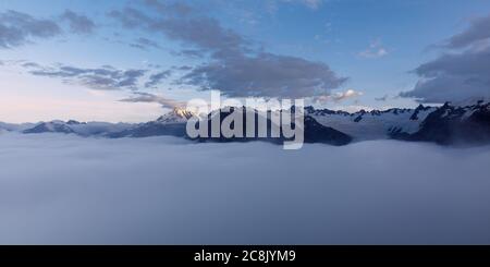 Inversione di nuvola sulla valle Franz Josef con la maggior parte del ghiacciaio Franz Josef oscurato dalle nuvole dopo il tramonto, vista da Alex Knob. Foto Stock