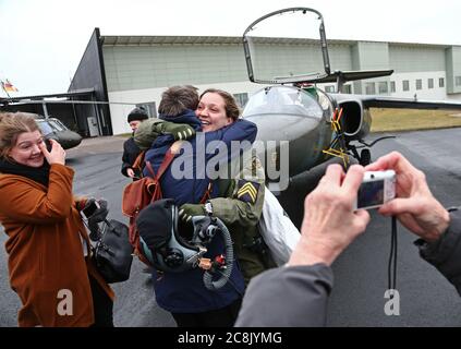 Malmslätt, Svezia 2017-01-26cerimonia di laurea, forza aerea svedese, presso la Scuola di volo dell'aeroporto di Malmen, dove 23 studenti hanno ricevuto il distintivo per pilota e meteorologo. Per la prima volta in 25 anni, una femmina cadetta, Lovisa Sandelin (nella foto), diventa un pilota da caccia e ottiene le ali pilota dopo aver completato l'allenamento di base. Foto Gippe Gustafsson Foto Stock