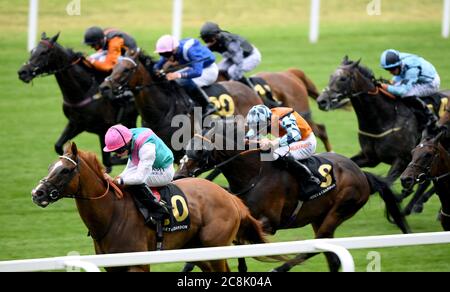 Blue Mist guidato dal fantino Ryan Moore (davanti, a sinistra) sulla loro strada per vincere il Moet & Chandon International Stakes all'ippodromo di Ascot. Foto Stock