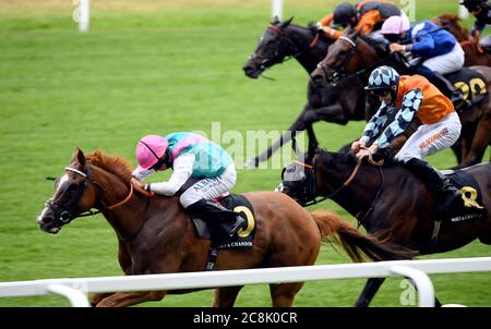 Blue Mist guidato dal fantino Ryan Moore (a sinistra) sulla loro strada per vincere il Moet & Chandon International Stakes all'ippodromo di Ascot. Foto Stock