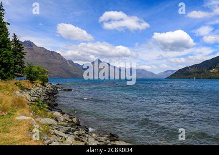 La vista dal parco cittadino di Queenstown che guarda sul lago Wakatipu e sulle montagne intorno. Queenstown, Nuova Zelanda. Foto Stock