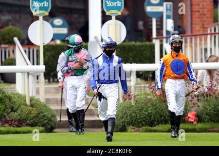 Jockey Jim Crowley (centro) davanti allo Sky Bet Club handicap all'Ippodromo di York. Foto Stock