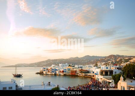 Vista panoramica di Mykonos al tramonto Foto Stock