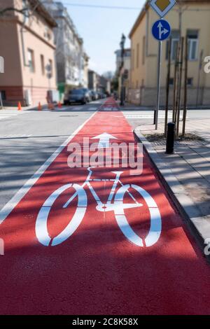 Rendendo la superficie stradale contrassegni su un viale in estate Foto Stock