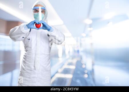 Cuore nelle mani del medico con spazio di copia per il vostro testo profondità di campo poco profonda, fuoco selettivo sulla mano, collage di immagini multiple. Foto Stock