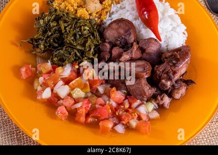 Piatto con feijoada, tipico cibo brasiliano. Foto Stock