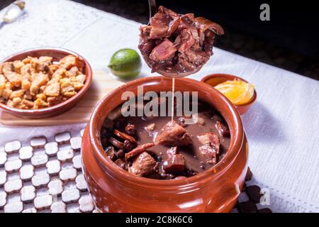 Feijoada, la tradizione brasiliana della cucina. Foto Stock
