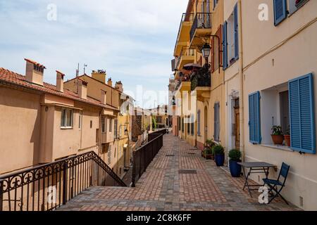 Il quartiere della città vecchia di Cannes con i suoi vicoli Foto Stock