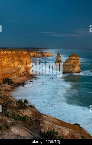 Iconici dodici Apostoli sulla famosa Great Ocean Road. Foto Stock