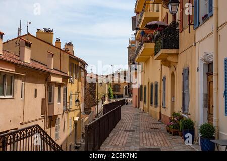 Il quartiere della città vecchia di Cannes con i suoi vicoli Foto Stock