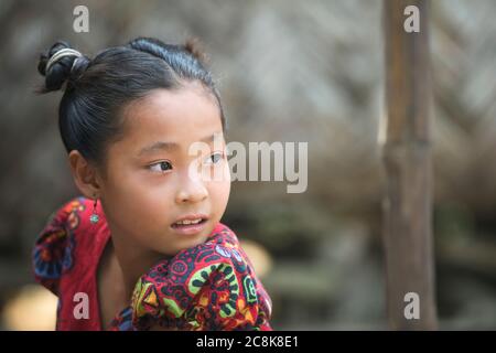 Chittagong, Bangladesh, 25 febbraio 2016: Giovane ragazza del bangladesh nella zona rurale del paese Foto Stock