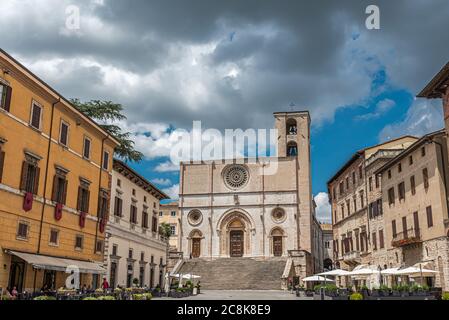 Todi, una terrazza sull'Umbria, un gioiello di arte e cultura. La città ideale dista solo quaranta chilometri da Perugia ed è considerata il paese più vivibile Foto Stock