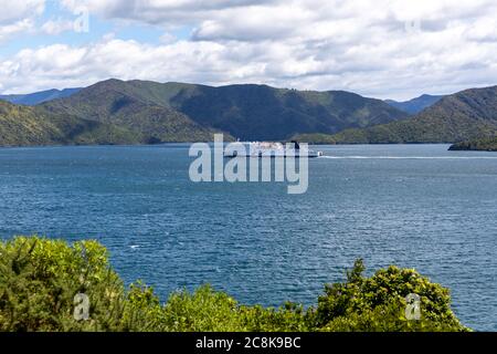 Vista dal Karaka Point del traghetto interinsulare nel Marlborough Sounds nell'isola meridionale della Nuova Zelanda Foto Stock