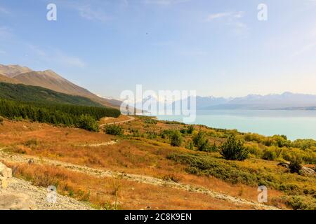 La vista dal Peters Lookout sull'autostrada 80 sul lago Pukaki, che conduce il monte Cook sullo sfondo. Foto Stock