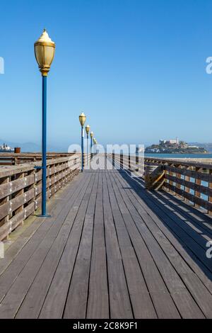 Guardando giù un molo di legno verso l'isola di Alcatraz Foto Stock
