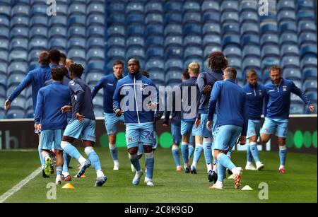 I giocatori di Coventry City si riscaldano in vista della partita pre-stagione allo Ibrox Stadium di Glasgow Foto Stock