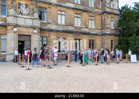 I visitatori che si accodano per entrare nel castello di Highclere, Hampshire, Regno Unito Foto Stock