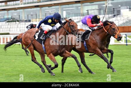 Star Cactus guidato da jockey Andrea Atzeni (a sinistra) sulla loro strada per vincere la Frimley NHS Foundation Ascot piloti volontari cameretta handicap Stakes presso l'ippodromo Ascot. Foto Stock