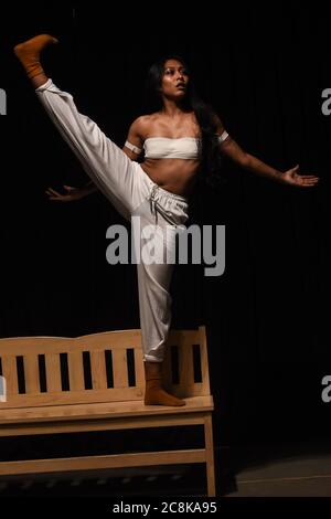 Giacarta, Indonesia. 25 luglio 2020. Una ballerina partecipa ad una prova della performance del balletto 'To Live to Love to Dance' in mezzo all'epidemia COVID-19 a Giacarta, Indonesia, 25 luglio 2020. Credit: Agung Kuncahya B./Xinhua/Alamy Live News Foto Stock