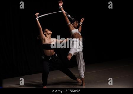 Giacarta, Indonesia. 25 luglio 2020. I ballerini partecipano ad una prova della performance di balletto 'To Live to Love to Dance' in mezzo all'epidemia COVID-19 a Giacarta, Indonesia, 25 luglio 2020. Credit: Agung Kuncahya B./Xinhua/Alamy Live News Foto Stock