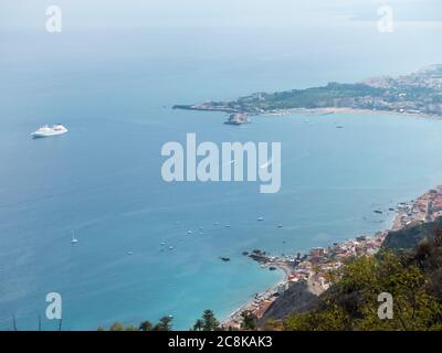 Taormina in Sicilia: La vista dal sentiero al Castello Saraceno verso Giardini Naxos Foto Stock