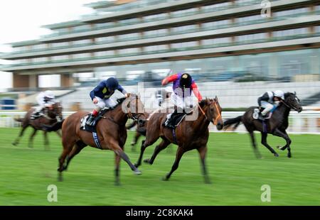 Star Cactus guidato dal fantino Andrea Atzeni (seconda a sinistra) sulla loro strada per vincere la Frimley NHS Foundation Ascot piloti volontari cameretta handicap Stakes all'ippodromo di Ascot. Foto Stock