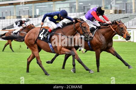 Star Cactus guidato dal fantino Andrea Atzeni (seconda a sinistra) sulla loro strada per vincere la Frimley NHS Foundation Ascot piloti volontari cameretta handicap Stakes all'ippodromo di Ascot. Foto Stock