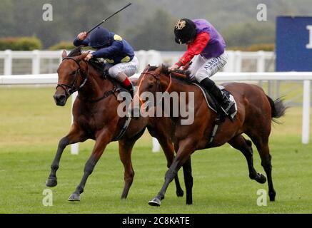 Star Cactus guidato da jockey Andrea Atzeni (a sinistra) sulla loro strada per vincere la Frimley NHS Foundation Ascot piloti volontari cameretta handicap Stakes presso l'ippodromo Ascot. Foto Stock