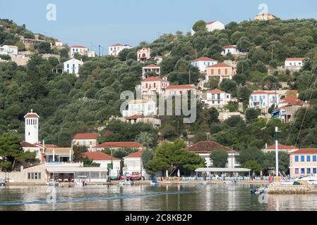 Ithaca in Grecia: la graziosa vlllage e il porto di Kioni Foto Stock