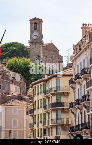 Il quartiere della città vecchia di Cannes con i suoi vicoli Foto Stock