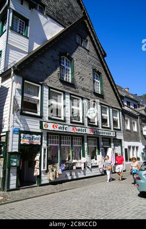 Monschau, Germania (Eifel) - 9 luglio. 2020: Vista sulla strada con struttura in legno casa monumento nel centro del borgo medievale Foto Stock