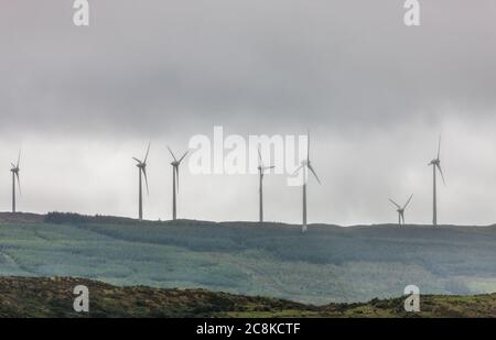 Bantry, Cork, Irlanda. 25 luglio 2020. Un importante programma per le energie rinnovabili, in cui lo Stato spende miliardi per abbandonare i combustibili fossili, è stato approvato dalla Commissione europea. La commissione ha appena annunciato che il programma di sostegno all’elettricità rinnovabile (RESS), previsto dall’Irlanda, si era dimostrato accettabile in base alle norme sugli aiuti di Stato. "La misura contribuirà agli obiettivi ambientali dell'UE senza falsare indebitamente la concorrenza", ha affermato la commissione in una dichiarazione. L'immagine mostra una fattoria eolica fuori Bantry, Co. Cork, Irlanda.- credito; David Creedon / Alamy Live News Foto Stock