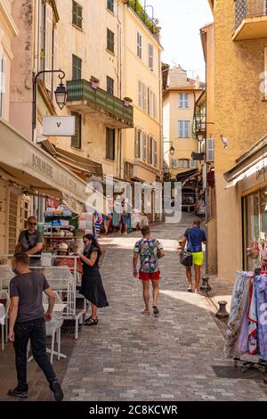 Il quartiere della città vecchia di Cannes con i suoi vicoli Foto Stock