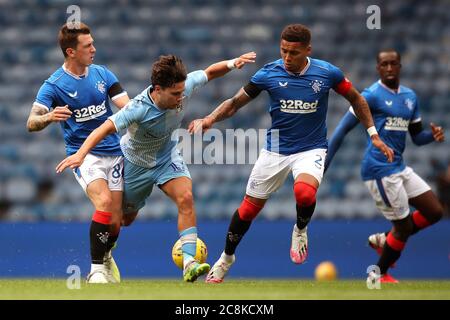 Il Callum o'Hare di Coventry City (centro) combatte per la palla con James Tavernier dei Rangers (a destra) durante la partita di amicizia pre-stagione allo Ibrox Stadium di Glasgow Foto Stock