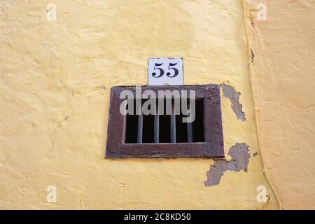 Cella di prigione con una finestra barrata, spazio vuoto per testo, banner o slogan. Foto Stock