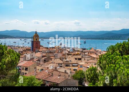 Vista aerea sulla città di Saint Tropez, quartiere storico - ST TROPEZ, FRANCIA - 13 LUGLIO 2020 Foto Stock