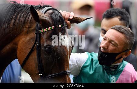 Jockey Frankie Dettori Strokes Enable come celebrare la vittoria del re George VI e Regina Elisabetta QIPCO Stakes presso l'ippodromo di Ascot. Foto Stock