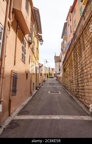 Il quartiere della città vecchia di Cannes con i suoi vicoli Foto Stock