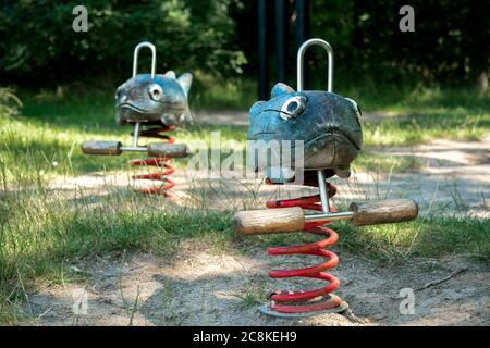 Il bilanciere di pesce in legno lavorato a mano in un parco giochi Foto Stock
