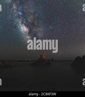 Lunga esposizione della Via Lattea di notte in Arrecife de las Sirenas, a Cabo de Gata, Almeria, Spagna Foto Stock