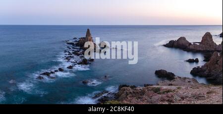 Tramonto all'Arrecife de las Sirenas, a Cabo de Gata, Almeria, Spagna Foto Stock