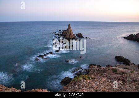 Tramonto all'Arrecife de las Sirenas, a Cabo de Gata, Almeria, Spagna Foto Stock