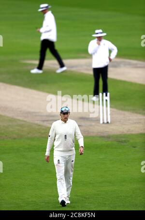 Il capitano dell'Inghilterra Joe Root esce dal campo dopo che la luce difettosa finisce il gioco il giorno due del terzo test a Emirates Old Trafford, Manchester. Foto Stock