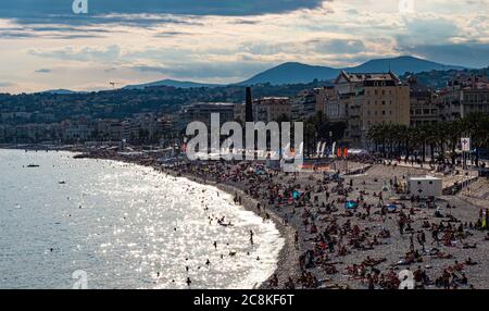 Nizza alla Costa Azzurra è un luogo occupato in estate - CITTÀ DI NIZZA, FRANCIA - 10 LUGLIO 2020 Foto Stock